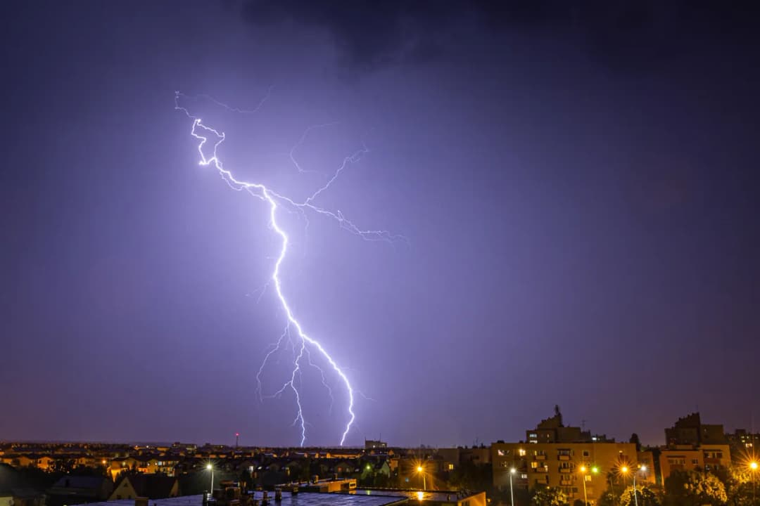 Jak zrobić zdjęcia piorunów? Poradnik: Bezpieczeństwo i ustawienia.