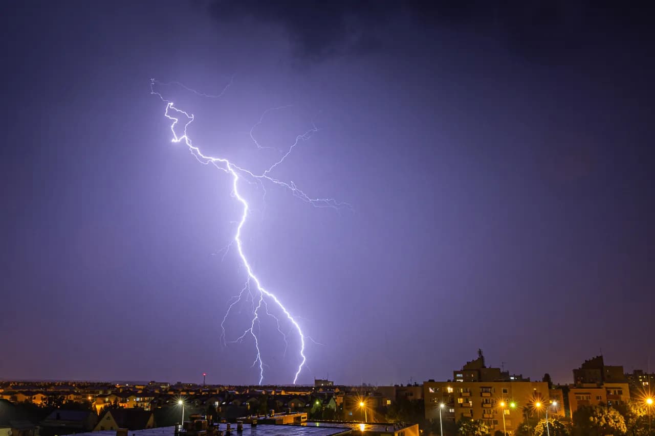 Jak zrobić zdjęcia piorunów? Poradnik: Bezpieczeństwo i ustawienia.