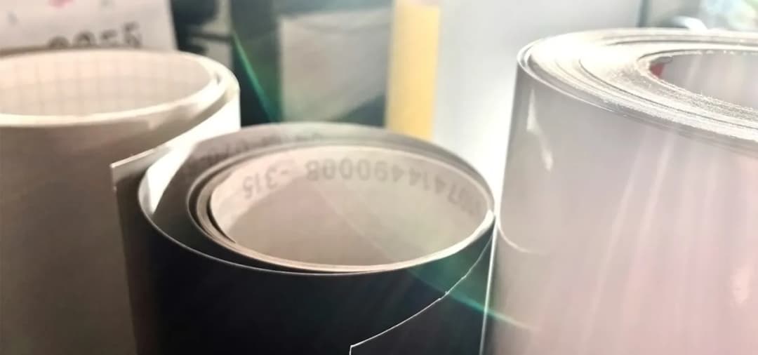 Folia do druku naklejek: Jak wybrać idealną? Poradnik eksperta