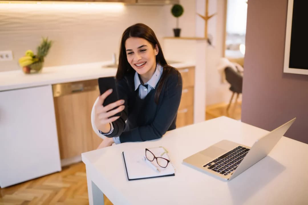 Jak zrobić profesjonalne zdjęcie biznesowe smartfonem w domu?