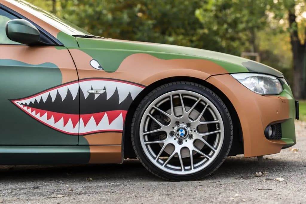 Oklejanie aut folią z nadrukiem: Wybierz mądrze! Rodzaje, ceny, błędy